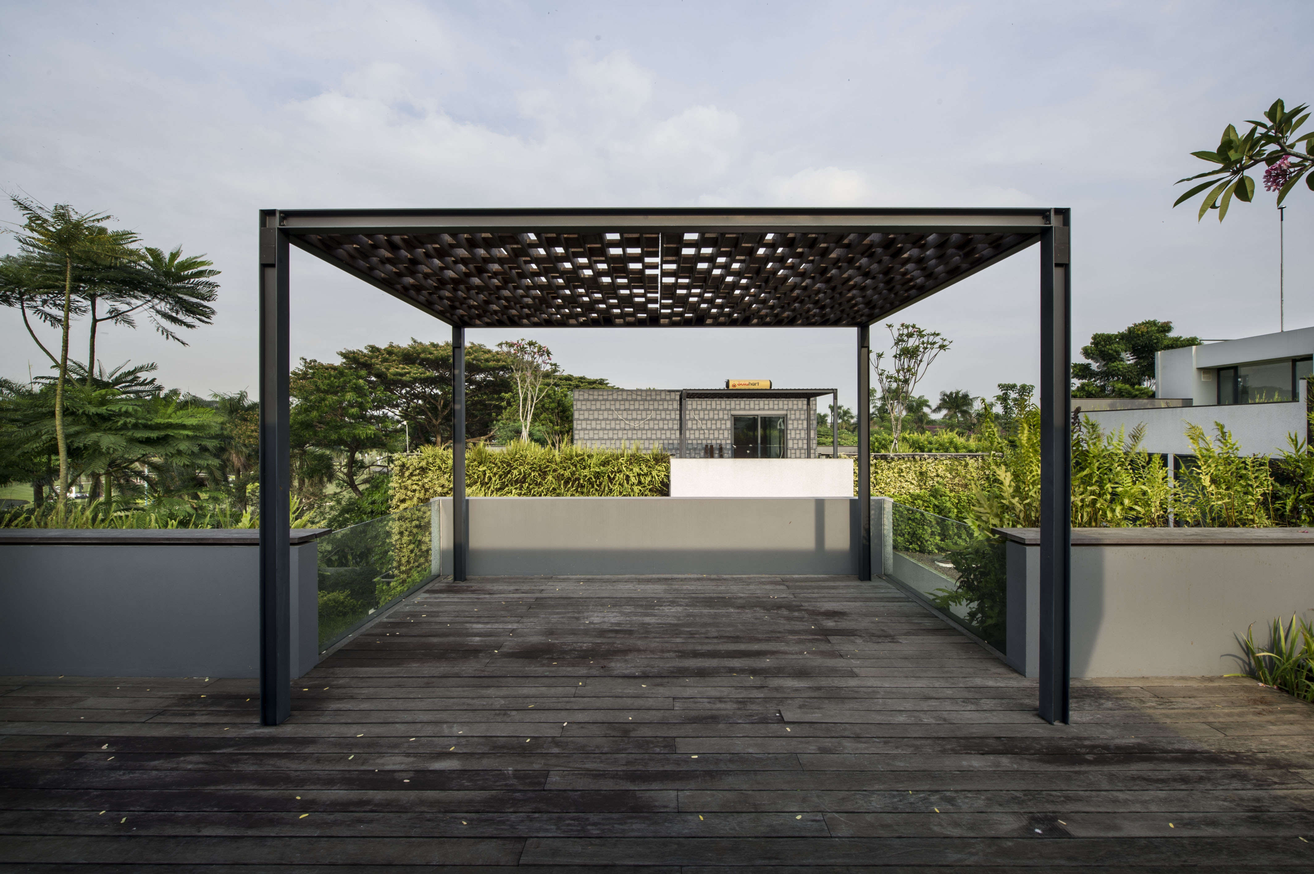 Kanopi gazebo dengan screen kayu ulin, struktur rangka HB100, dan Hollow 100x20mm