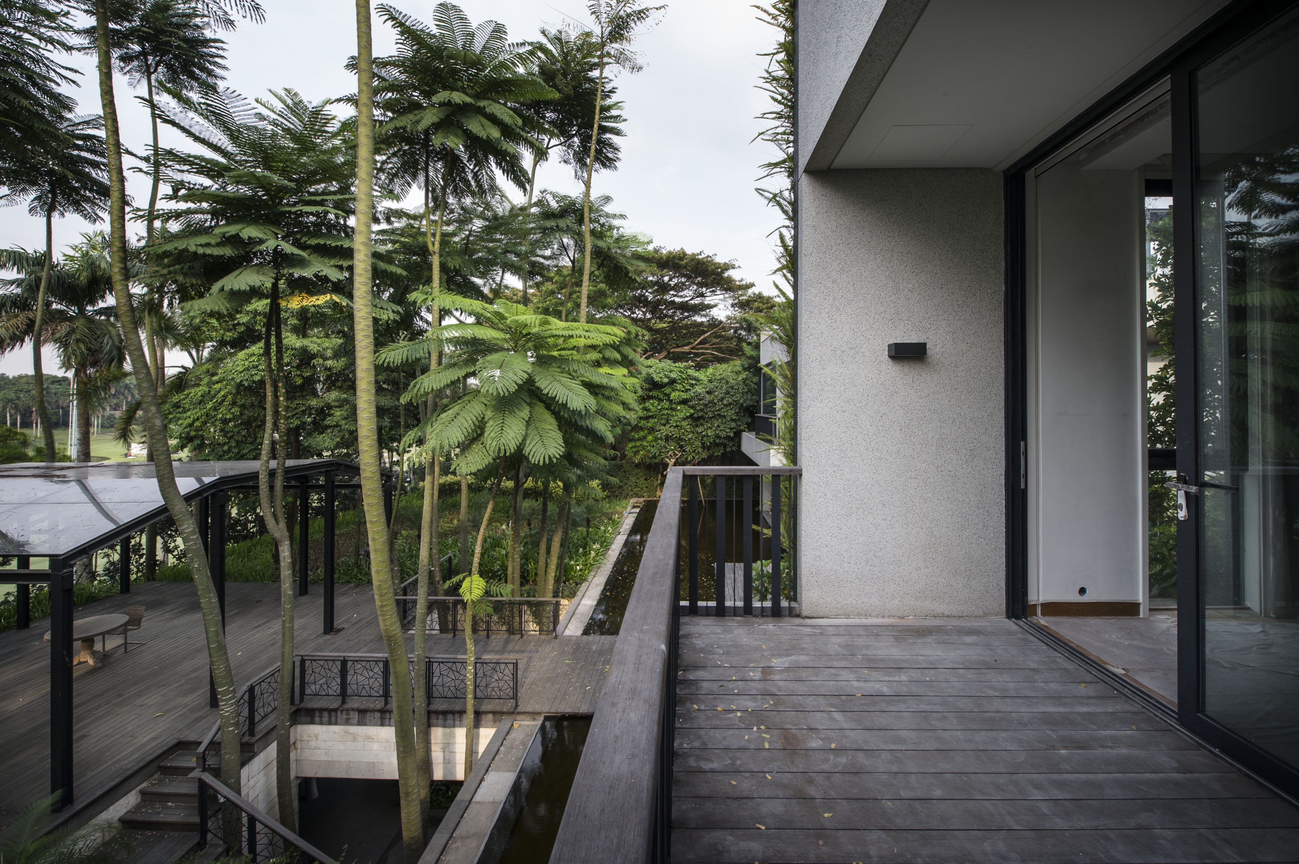 Railing balkon menggunakan plat 5mm dan kayu ulin