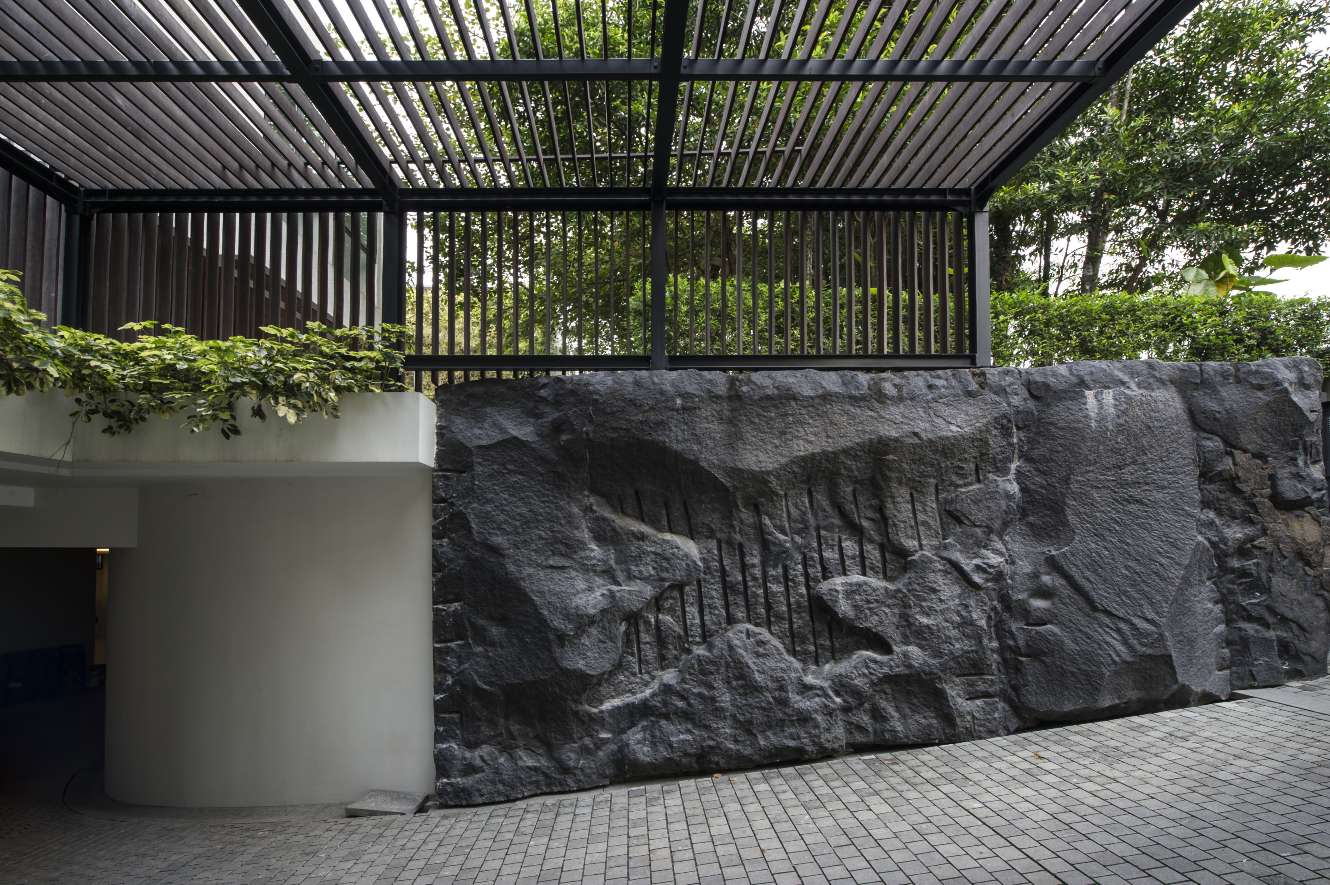 Kanopi screen sebagai transisi dari lobby ke basement, menggunakan HB100 dan Hollow 50x100