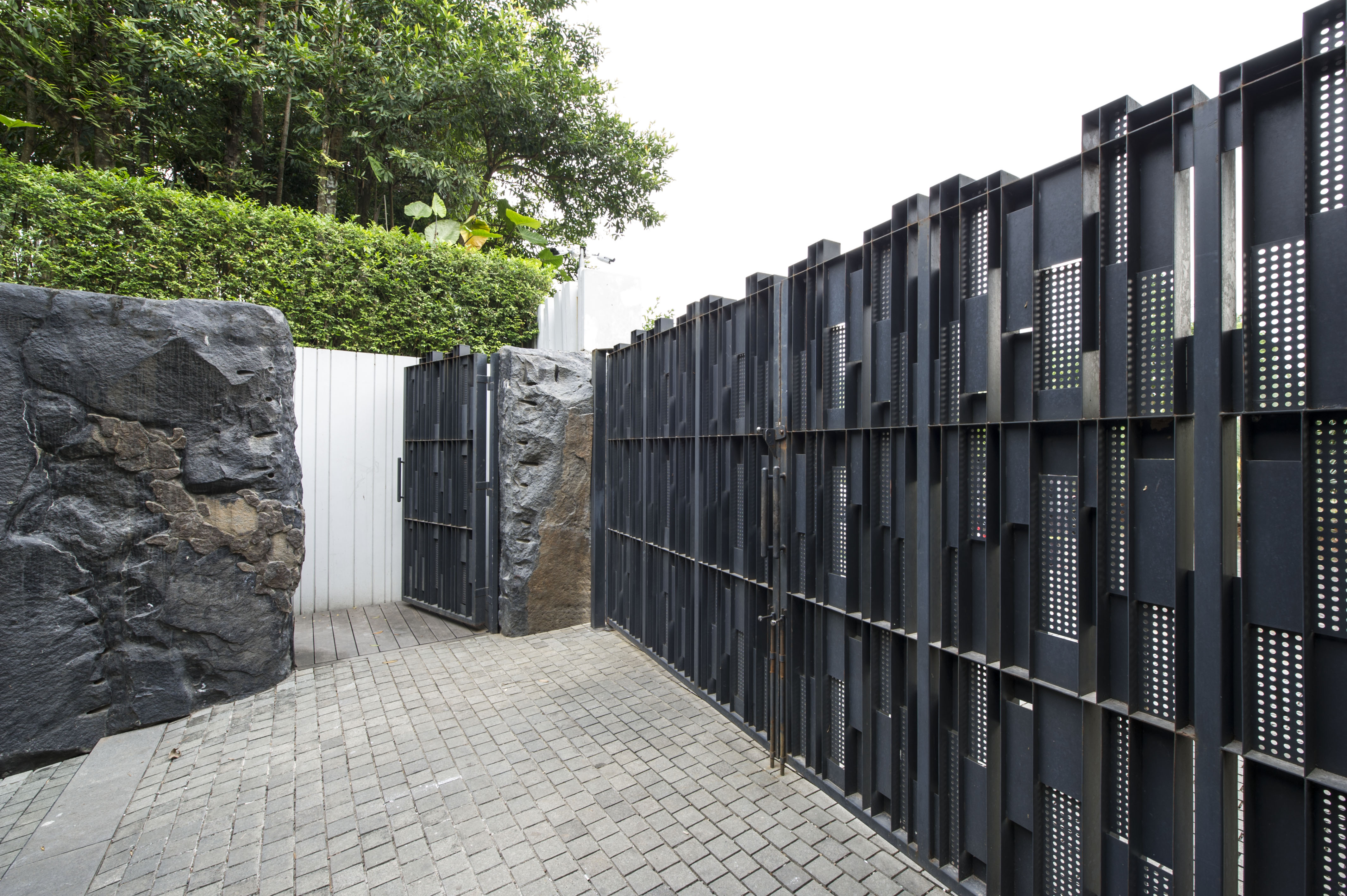 Pintu gerbang dan pintu akses utama berbahan Hollow 60x60, Hollow 40x60, plat 2mm, dan pipa 1”